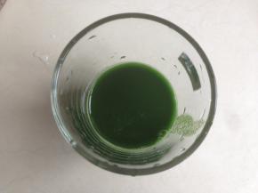 用筛网过滤一下，这样做出来的馒头颜色更细腻，将过滤好的菠菜汁隔热水加温一下，再放入酵母，用筷子搅拌至酵母溶解