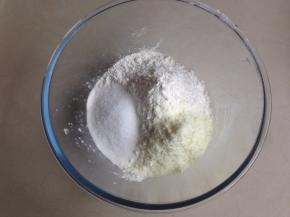 面粉、奶粉和糖放入和面盆里，搅拌均匀