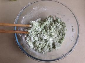 缓慢倒入酵母菠菜汁，面粉拌至絮状