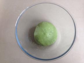 再用手揉成光滑的面团