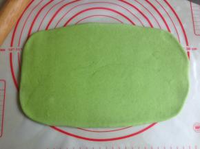 发酵好的面团，揉几分钟，排排气，用擀面棍将面团擀成长方形