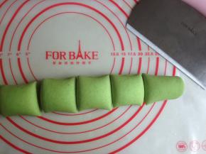 在表面刷一层水，卷起来。再搓长一点，切成6等份