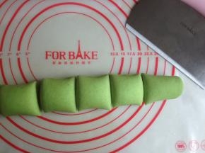 在表面刷一层水，卷起来。再搓长一点，切成6等份