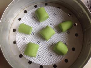 放在铺了蒸垫的蒸笼里，醒发20分钟，醒发后的馒头坯明显大一些，如果馒头坯没啥变化，就要醒发多一会。冷水上锅蒸，大火转中小火蒸14分钟左右，关火后待4分钟后才揭盖。