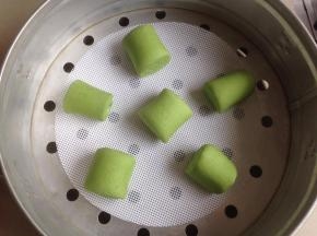 放在铺了蒸垫的蒸笼里，醒发20分钟，醒发后的馒头坯明显大一些，如果馒头坯没啥变化，就要醒发多一会。冷水上锅蒸，大火转中小火蒸14分钟左右，关火后待4分钟后才揭盖。