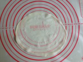 将春卷皮铺在案板上