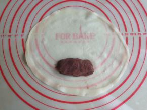 提前将豆沙馅分成每个20克，弄成长条形状。摆放在春卷皮的一端