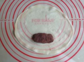 提前将豆沙馅分成每个20克，弄成长条形状。摆放在春卷皮的一端