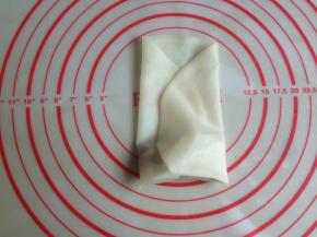 春卷皮左右两边向中间对折