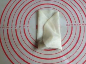 春卷皮左右两边向中间对折