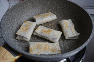 一面煎好后，翻面再煎，两面都煎成金黄色