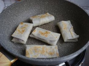 一面煎好后，翻面再煎，两面都煎成金黄色