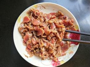 买的切好的鸡胗，放盐，料酒，五香粉，辣椒粉拌匀腌制30分钟。