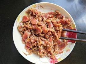 买的切好的鸡胗，放盐，料酒，五香粉，辣椒粉拌匀腌制30分钟。