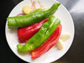 准备青椒，红椒，大蒜，生姜，洗净备用。