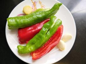 准备青椒，红椒，大蒜，生姜，洗净备用。