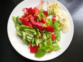 青椒，红椒切小块，大蒜切片，生姜切丝。