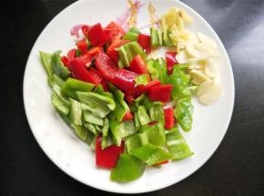 青椒，红椒切小块，大蒜切片，生姜切丝。