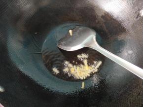 放入生姜爆香。