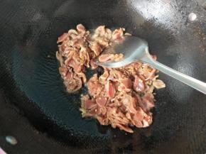 放入鸡胗，大火爆炒。