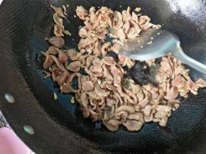 炒至七成熟，盛入碗中。