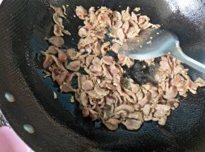 炒至七成熟，盛入碗中。