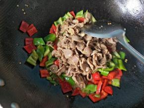 放入鸡胗，翻炒。