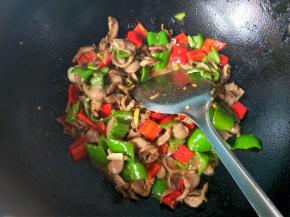 放味极鲜酱油，放胡椒粉，鸡精，翻炒。