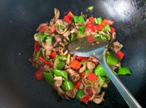 放味极鲜酱油，放胡椒粉，鸡精，翻炒。