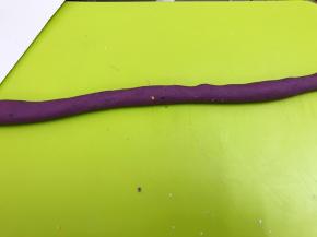 以紫薯面团为例
面团搓成长条