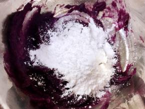 紫薯泥里加入适量木薯粉