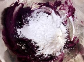 紫薯泥里加入适量木薯粉