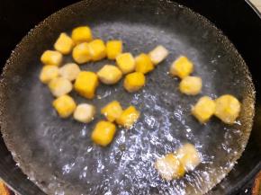 锅里水开后，放入做好的芋圆