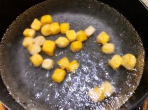 锅里水开后，放入做好的芋圆