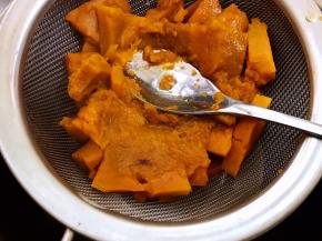 趁热压成泥后加入5克糖