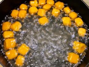 南瓜因为水份多，木薯粉也添加的多，所以煮至浮起后我又煮了2分钟