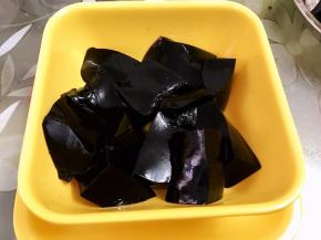 碗底先铺上仙草冻（仙草冻的食谱稍后会上传）