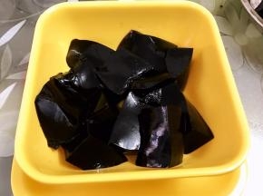 碗底先铺上仙草冻（仙草冻的食谱稍后会上传）