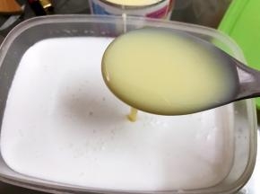 按照个人口味加入炼奶搅拌均匀
