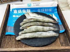 将冰鱼柳从包装中取出，清洗干净，无需所多清理，人家已经把大鱼骨和鱼头去除，所以买回来只要清洗干净即可。