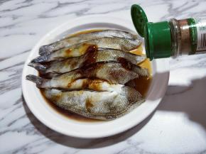 再加入胡椒粉。（不喜欢胡椒粉的可以不加）