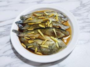 最后把提前切好的姜丝放入盘中，腌制30分钟以上。