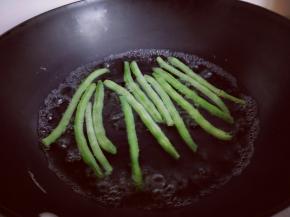 刀豆，去根去尖，再焯水，将刀豆煮至8分钟，捞出过冷水。