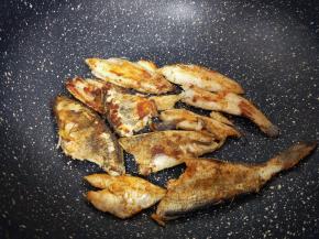 起油锅，加入少许食用油，再加入腌制好的冰鱼柳，中小火煎至两面金黄即可出锅。