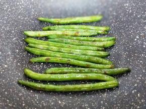 另起油锅，把刀豆煎一下，放入一勺蚝油，煎2-3分钟熟了就可以出锅。