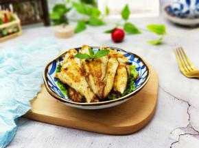 盛出装盘，把煎好的刀豆放入冰鱼柳下面。