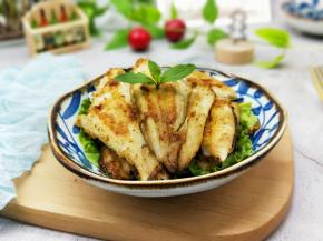 近看，香极了，一块冰鱼柳，几根刀豆，营养更均衡。