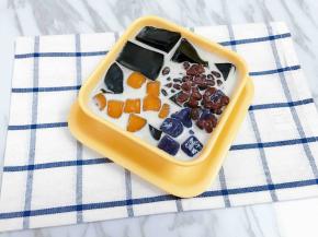 加入汁底，摆上芋圆和蜜红豆