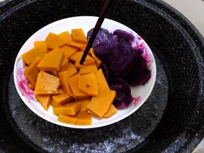 用筷子能轻松插透就可以了