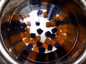 紫薯芋圆也煮熟，捞出后过凉水